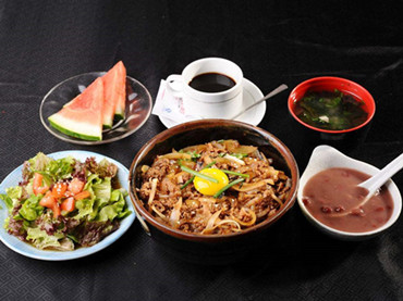 金山食堂承包公司有強(qiáng)大的后盾，在食品安全上確實(shí)可以放心。